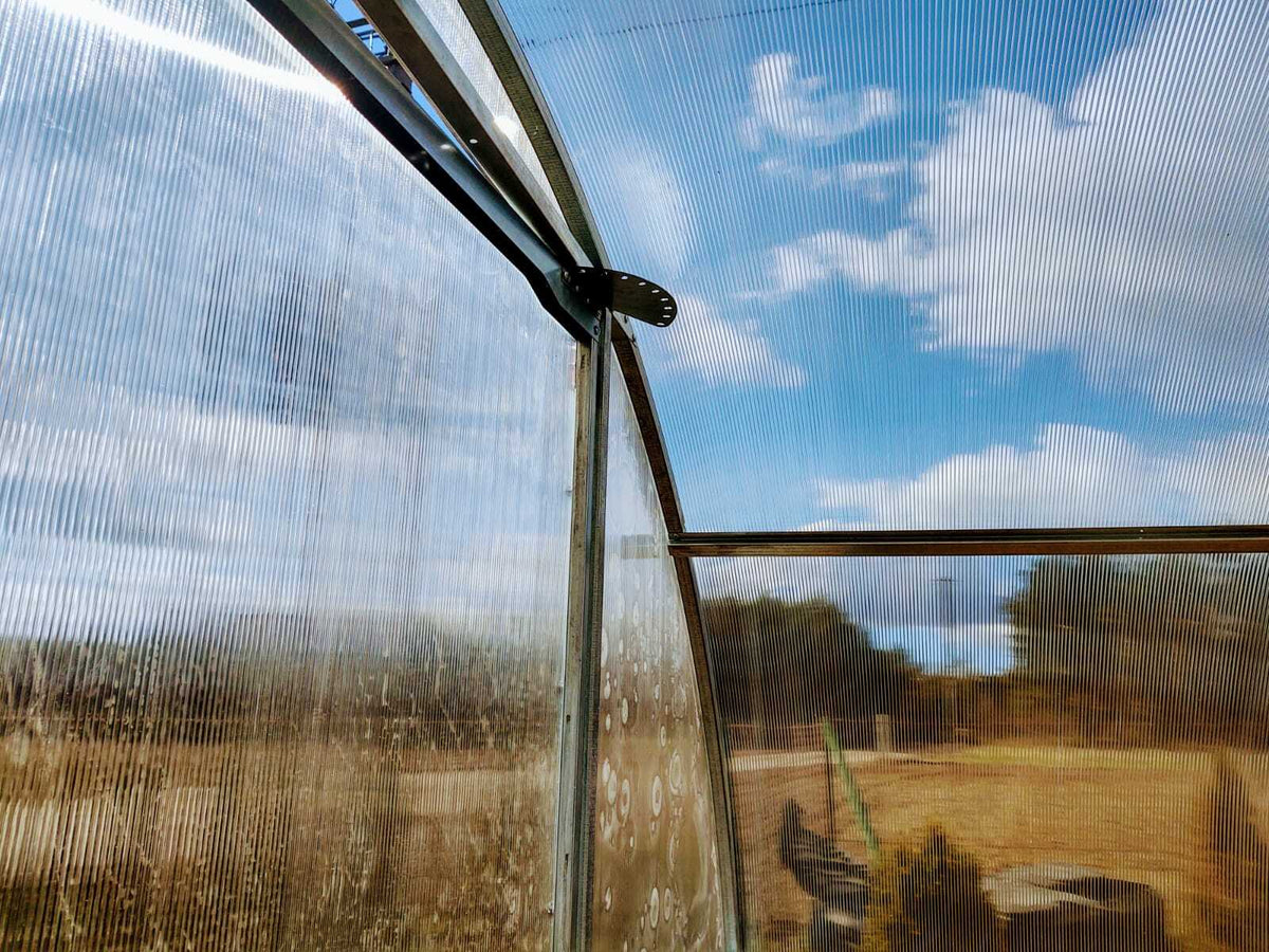 Gewächshaus PERFEKT 4 m breit – 4/6 mm Polycarbonat, 0,66 m Bogenabstand & Metallriemen
