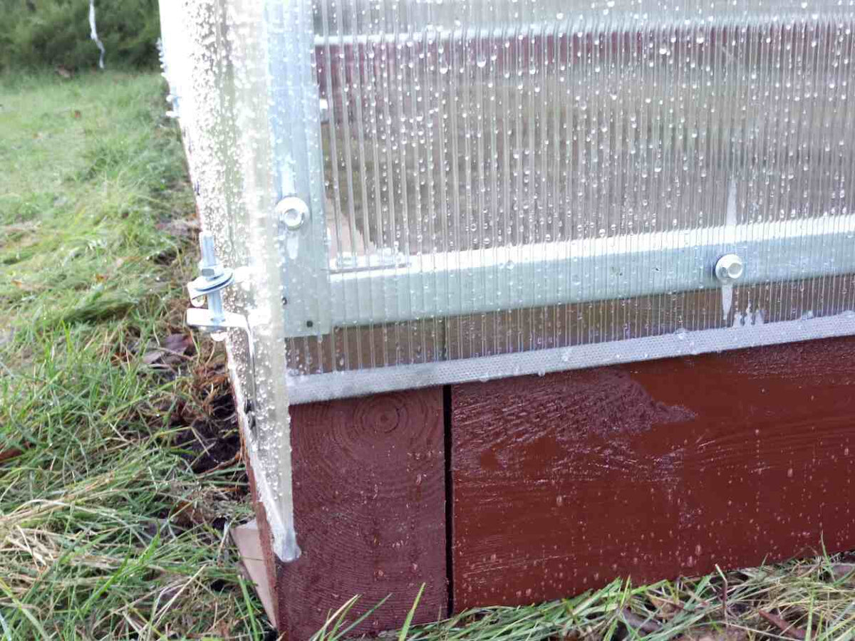 Gewächshaus PERFEKT 4 m breit – 4/6 mm Polycarbonat, 0,66 m Bogenabstand & Metallriemen