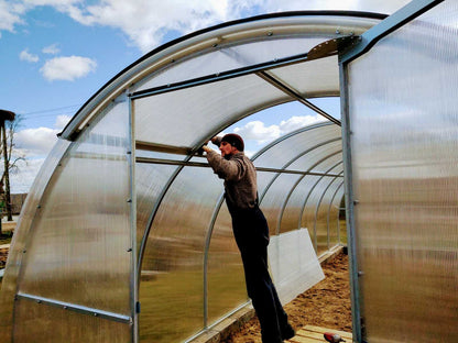 Gewächshaus PERFEKT 4 m breit – 4/6 mm Polycarbonat, 0,66 m Bogenabstand & Metallriemen