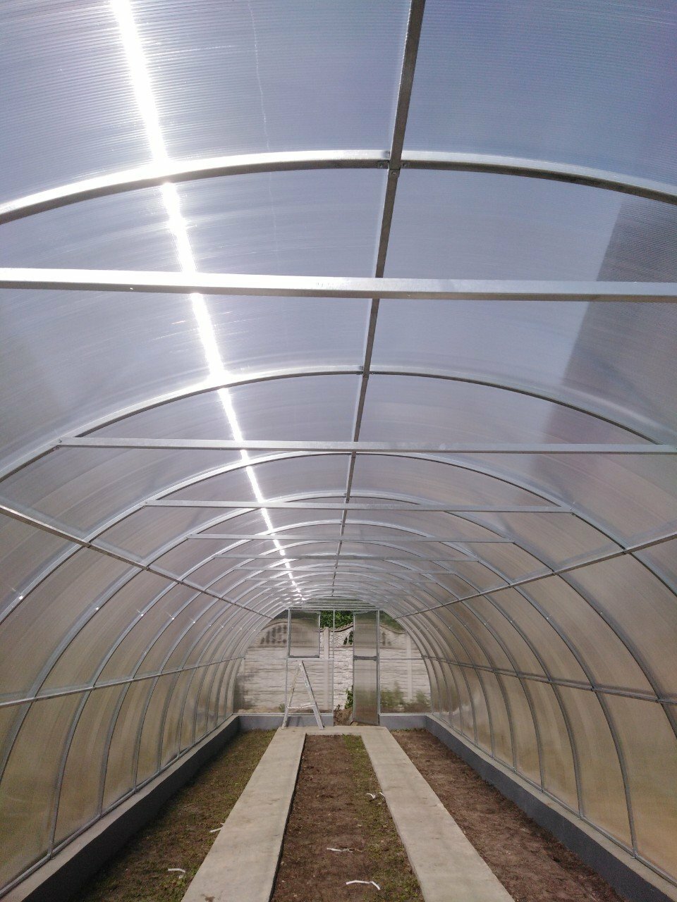 Gewächshaus PERFEKT 4 m breit – 4/6 mm Polycarbonat, 0,66 m Bogenabstand & Metallriemen