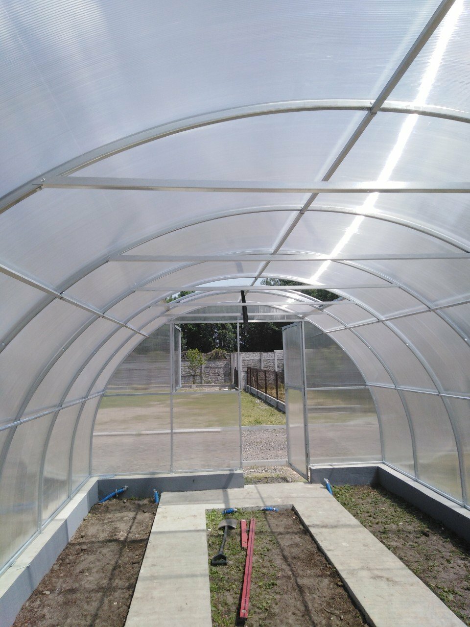 Gewächshaus PERFEKT 4 m breit – 4/6 mm Polycarbonat, 0,66 m Bogenabstand & Metallriemen