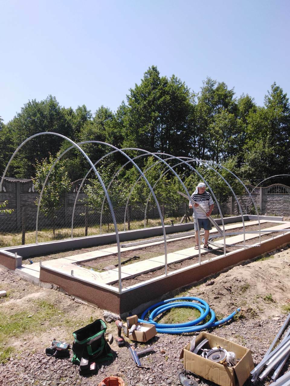 Gewächshaus MAESTRO 4 m breit – 4 oder 6 mm Polycarbonat, verzinkter Stahl & Metallriemen