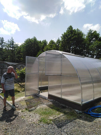 Gewächshaus PERFEKT 4 m breit – 4/6 mm Polycarbonat, 0,66 m Bogenabstand & Metallriemen