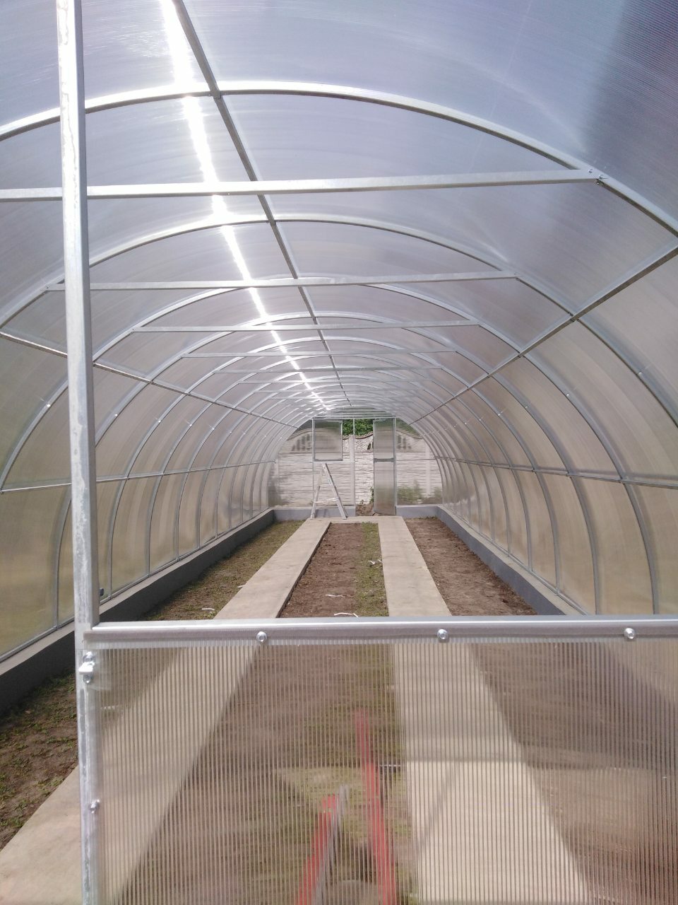 Gewächshaus PERFEKT 4 m breit – 4/6 mm Polycarbonat, 0,66 m Bogenabstand & Metallriemen
