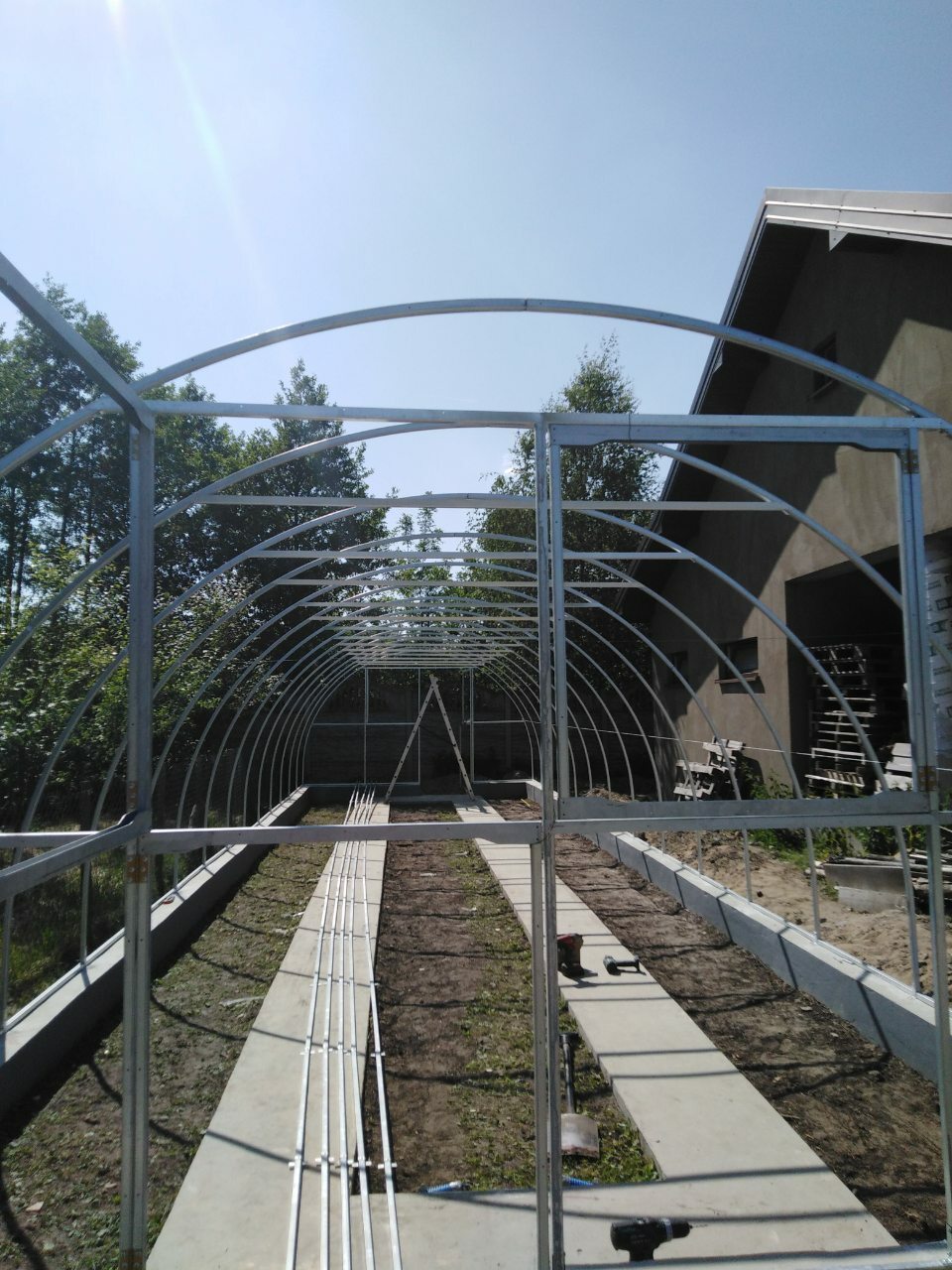Gewächshaus PERFEKT 4 m breit – 4/6 mm Polycarbonat, 0,66 m Bogenabstand & Metallriemen