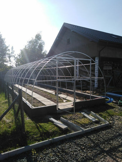 Gewächshaus PERFEKT 4 m breit – 4/6 mm Polycarbonat, 0,66 m Bogenabstand & Metallriemen