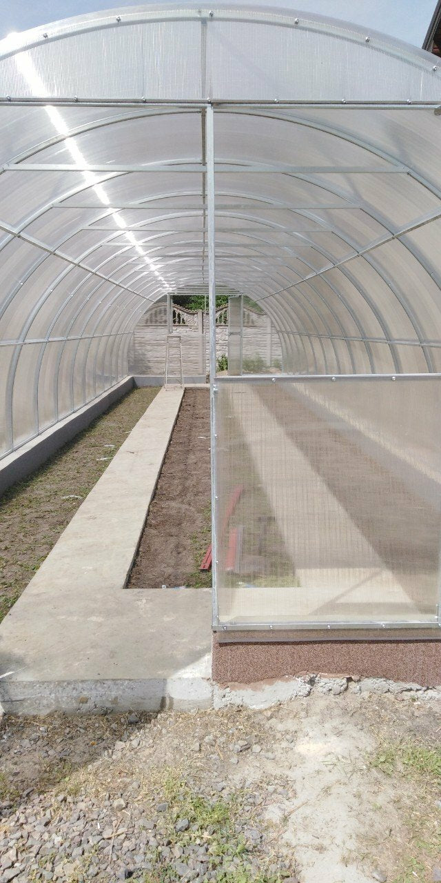 Gewächshaus PERFEKT 4 m breit – 4/6 mm Polycarbonat, 0,66 m Bogenabstand & Metallriemen