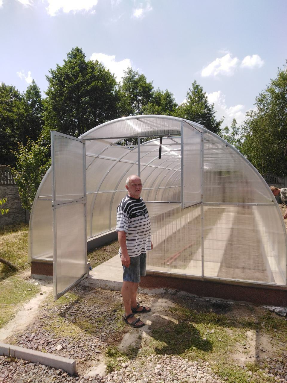 Gewächshaus PERFEKT 4 m breit – 4/6 mm Polycarbonat, 0,66 m Bogenabstand & Metallriemen