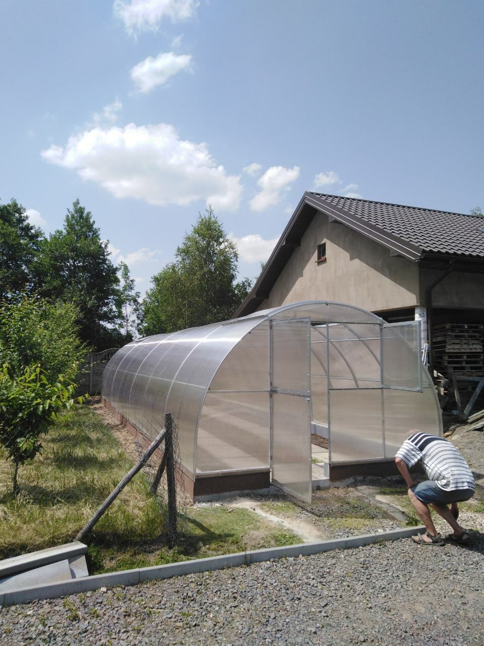 Gewächshaus PERFEKT 4 m breit – 4/6 mm Polycarbonat, 0,66 m Bogenabstand & Metallriemen