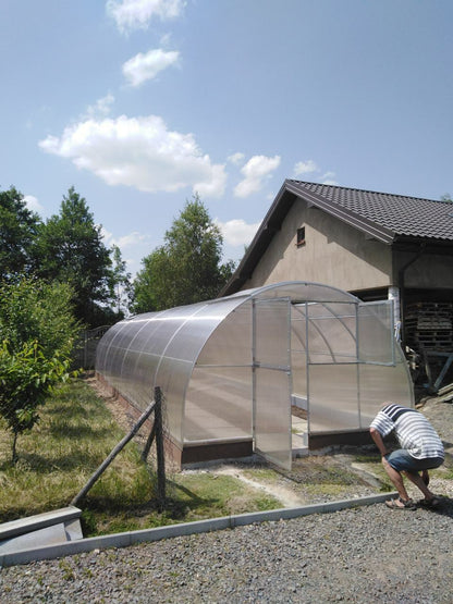 Gewächshaus PERFEKT 4 m breit – 4/6 mm Polycarbonat, 0,66 m Bogenabstand & Metallriemen