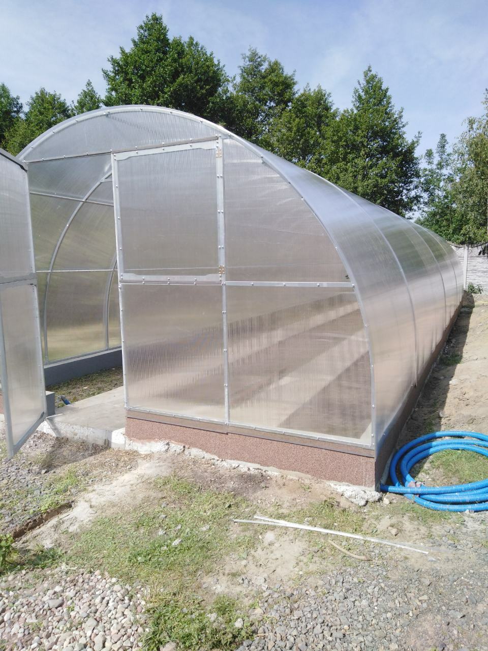 Gewächshaus PERFEKT 4 m breit – 4/6 mm Polycarbonat, 0,66 m Bogenabstand & Metallriemen
