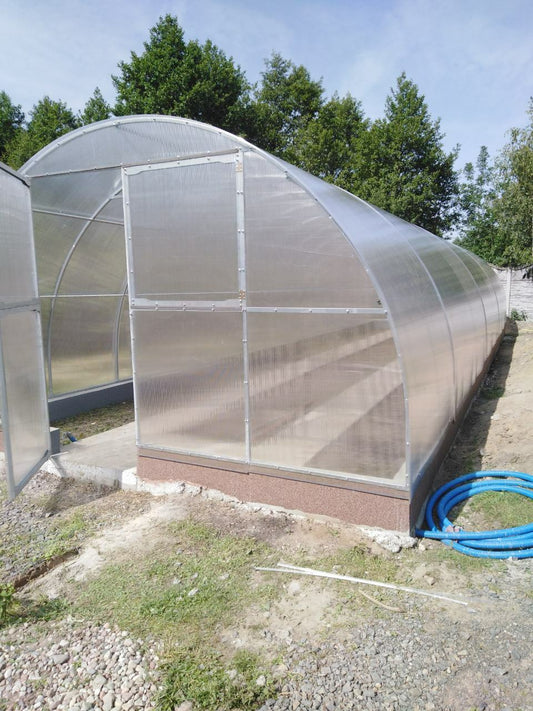 Gewächshaus PERFEKT 4 m breit – 4/6 mm Polycarbonat, 0,66 m Bogenabstand & Metallriemen