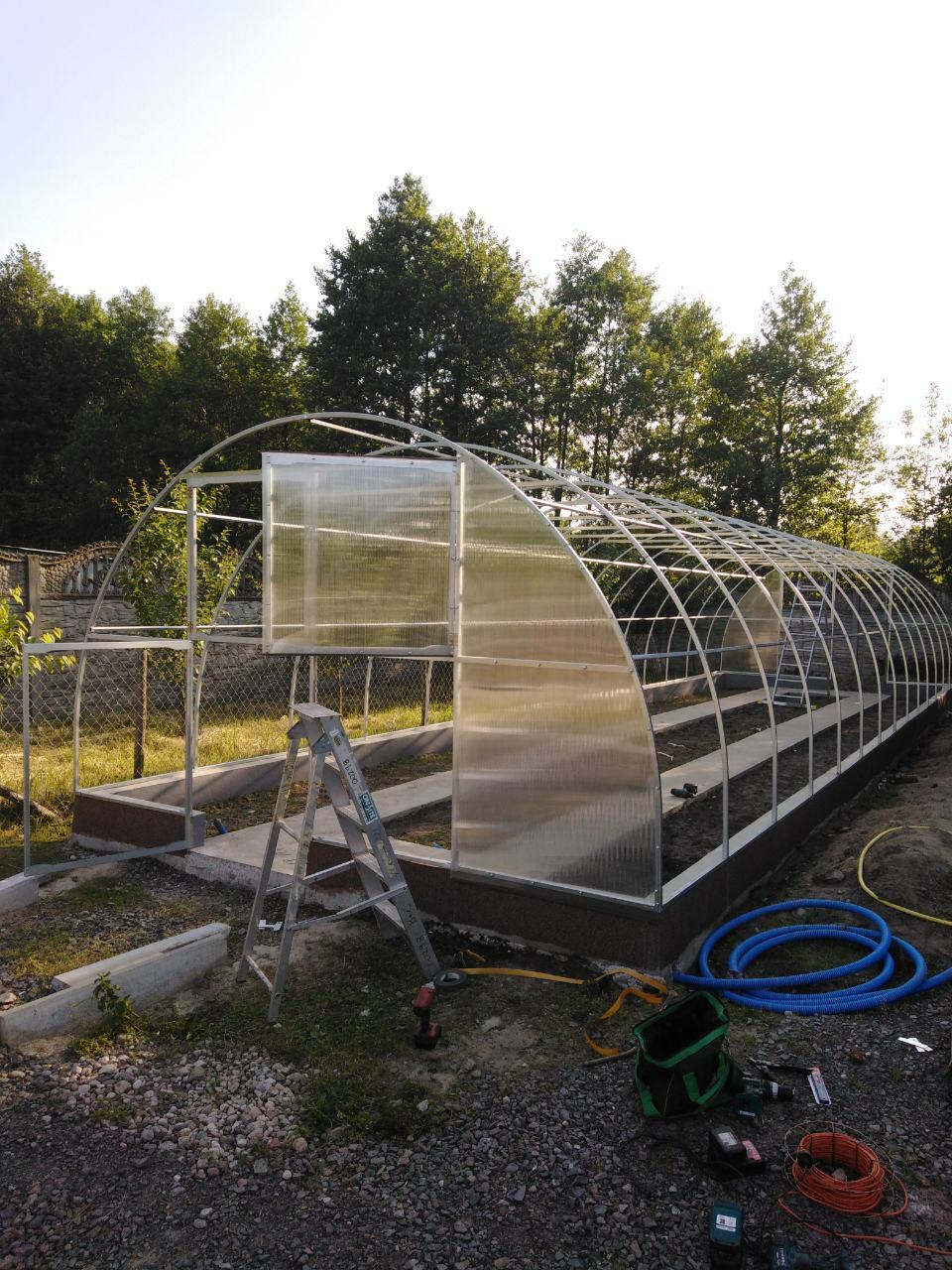 Gewächshaus PERFEKT 4 m breit – 4/6 mm Polycarbonat, 0,66 m Bogenabstand & Metallriemen