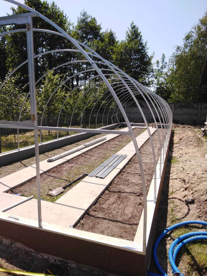 Gewächshaus PERFEKT 4 m breit – 4/6 mm Polycarbonat, 0,66 m Bogenabstand & Metallriemen