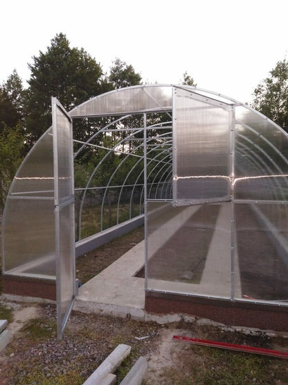 Gewächshaus PERFEKT 4 m breit – 4/6 mm Polycarbonat, 0,66 m Bogenabstand & Metallriemen