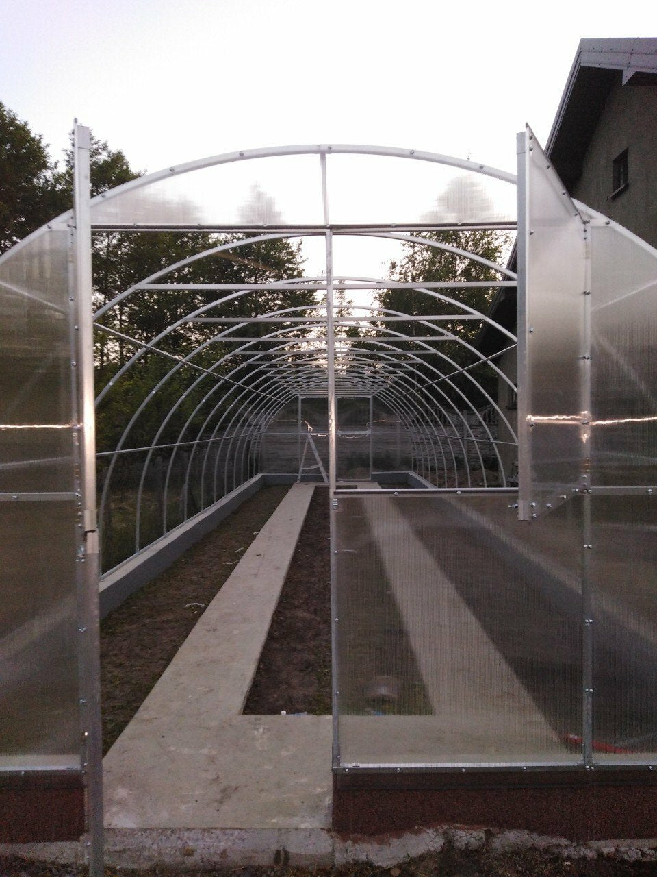 Gewächshaus PERFEKT 4 m breit – 4/6 mm Polycarbonat, 0,66 m Bogenabstand & Metallriemen