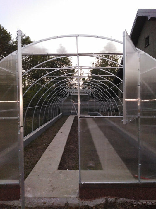 Gewächshaus MAESTRO 4 m breit – 4 oder 6 mm Polycarbonat, verzinkter Stahl & Metallriemen