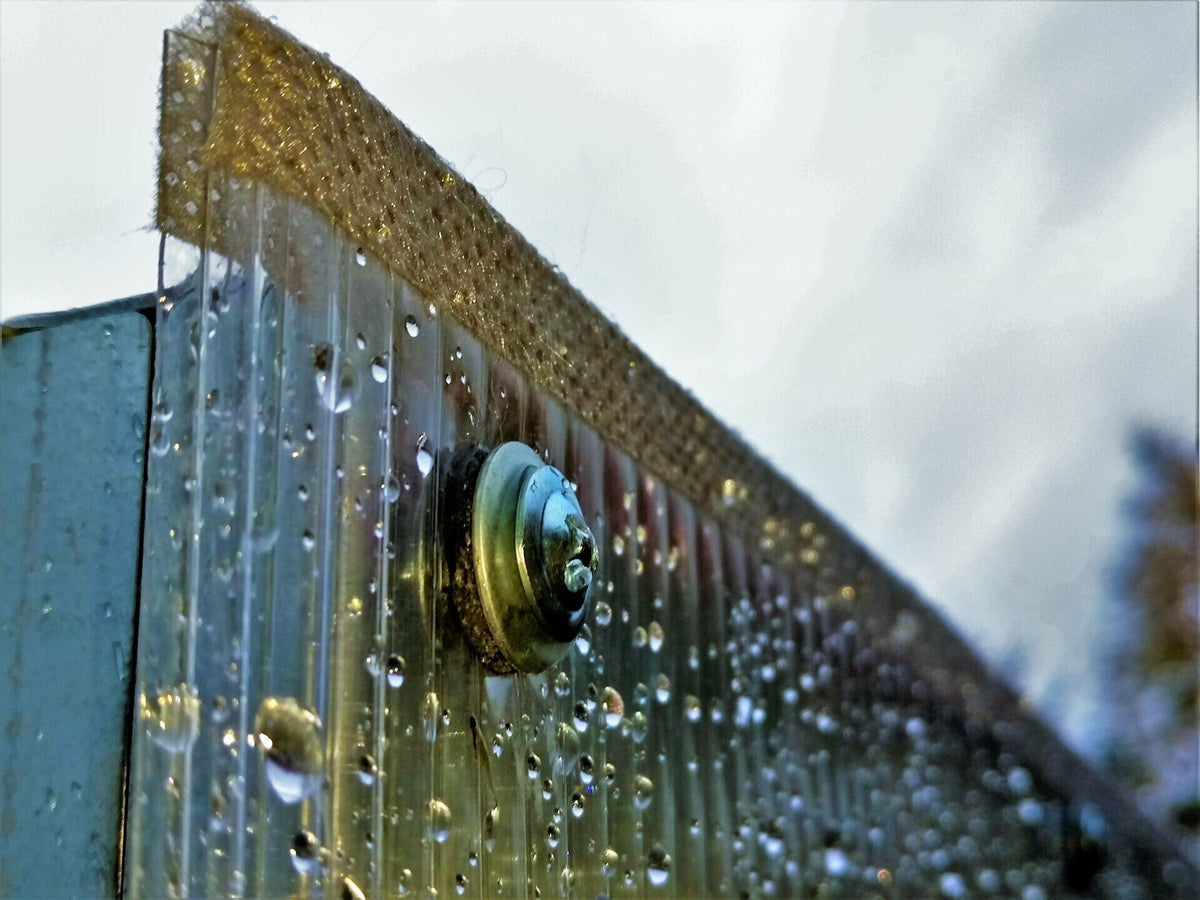Gewächshaus PERFEKT 4 m breit – 4/6 mm Polycarbonat, 0,66 m Bogenabstand & Metallriemen