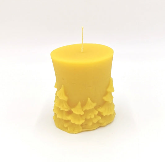 Bienenwachskerze mit Tannenbäumen – 7 cm, Ø 6,5 cm, 140 g