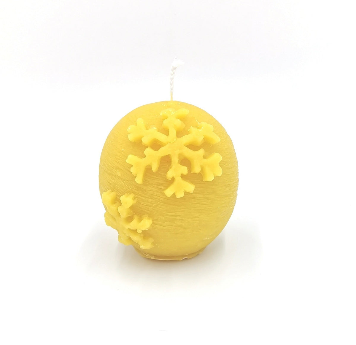 Kerze rund mit Schneeflocken, 7cm hoch,140g