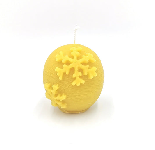 Bienenwachskerze mit Schneeflocken – rund, 7 cm, 140 g, handgemacht