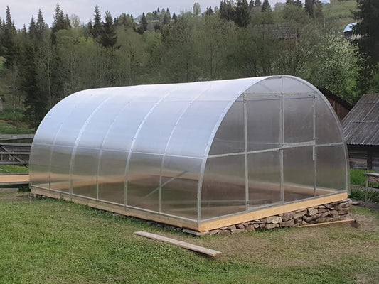 Gewächshaus MAESTRO 4 m breit – 4 oder 6 mm Polycarbonat, verzinkter Stahl & Metallriemen