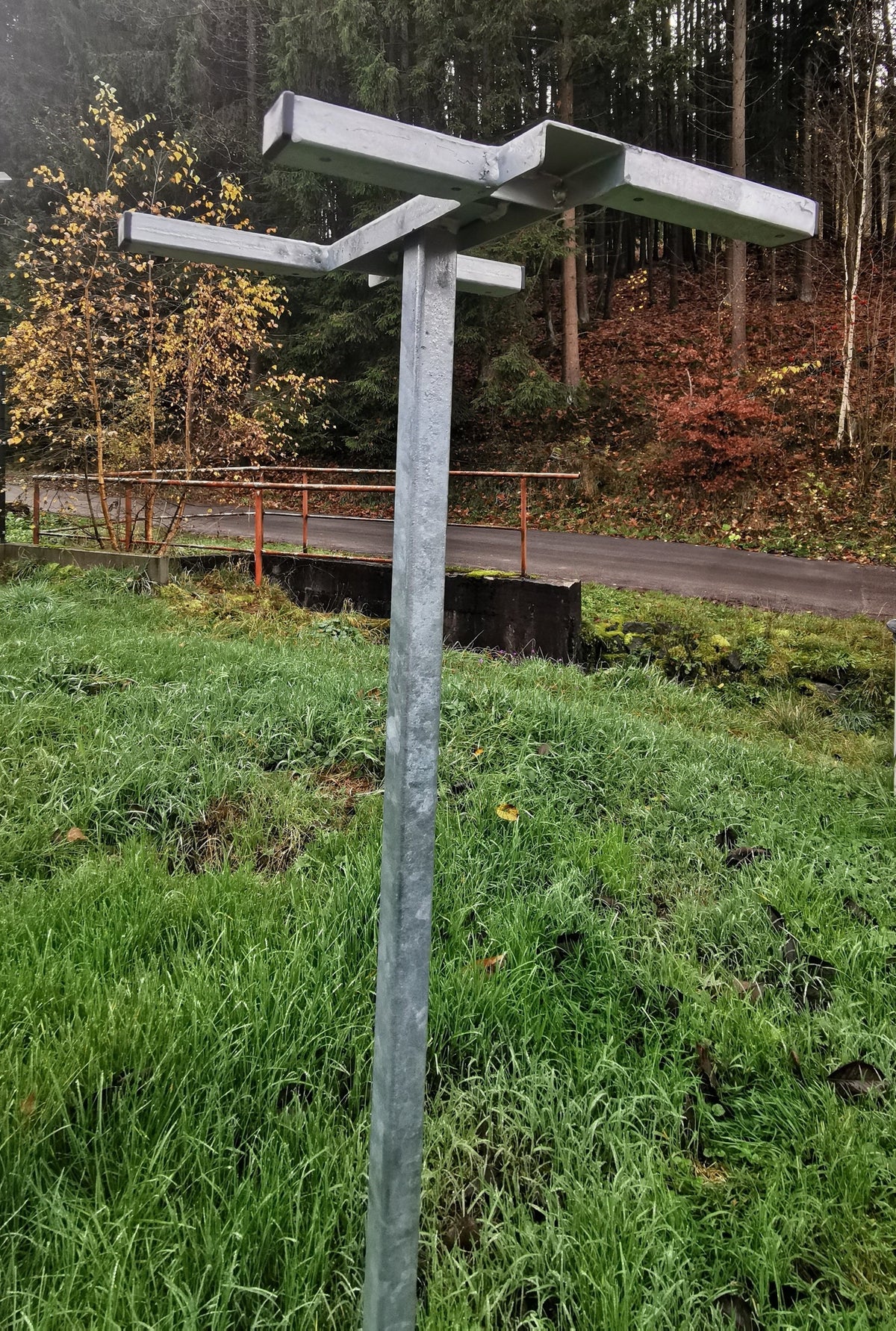 Metallständer verzinkt für Paarungsbeute / Bienenstock – 1360 × 340 × 225 mm