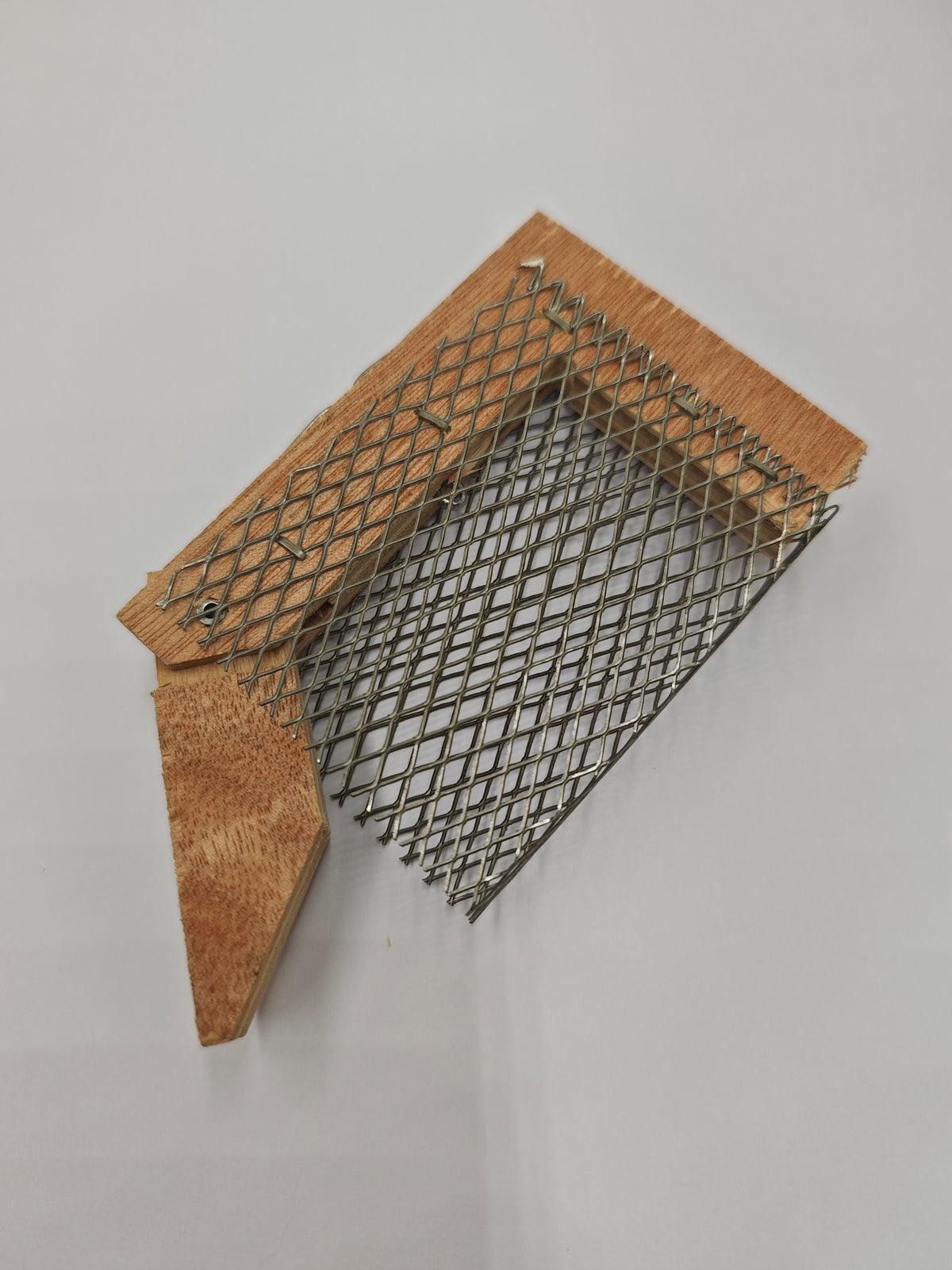 Königinnen Versand- und Zusetzkäfig aus Sperrholz mit Edelstahl-Drahthalterung