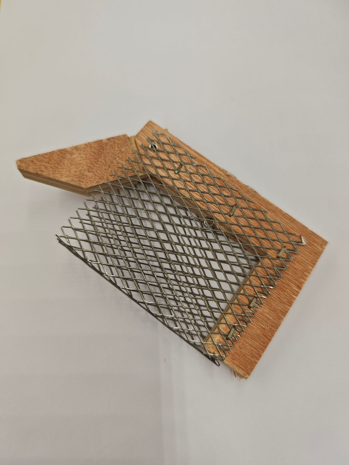 Königinnen Versand- und Zusetzkäfig aus Sperrholz mit Edelstahl-Drahthalterung